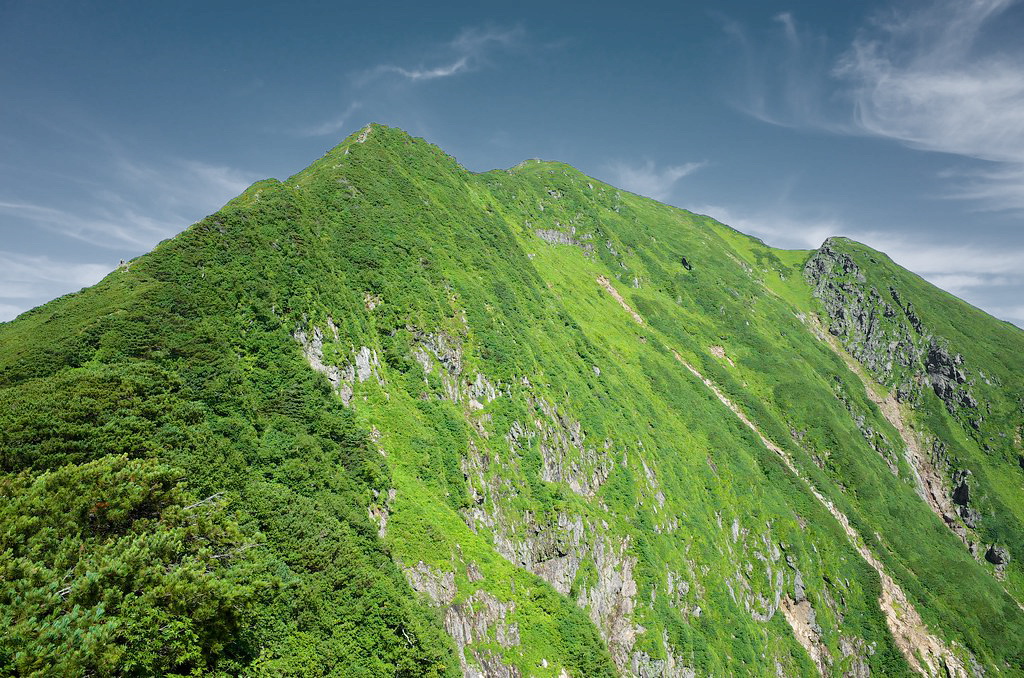 稜線コルからカムエク