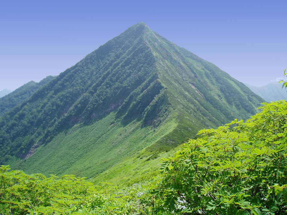 稜線コルからピラミッド峰