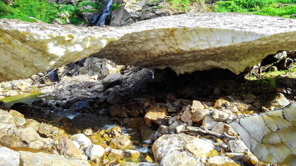 三股手前のスノーブリッジ