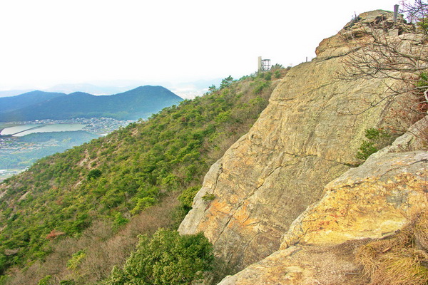 山頂直下の岩場
