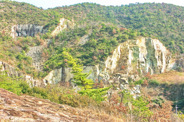 自然に崩壊したものか