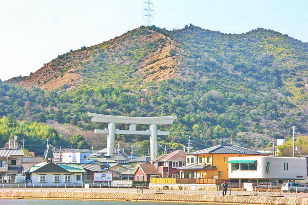 鹿嶋神社鳥居と後方の百間岩